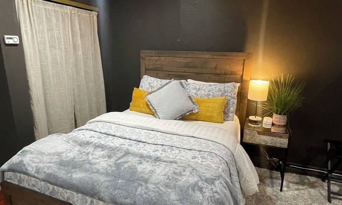 Willow Glen Cottage | Willow Glen Getaway - Charming cottage with WiFi and Hot-tub