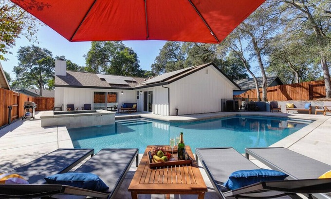 Rocklin House | WILLOW House Pool SPA Downtown Roseville Galleria Grill