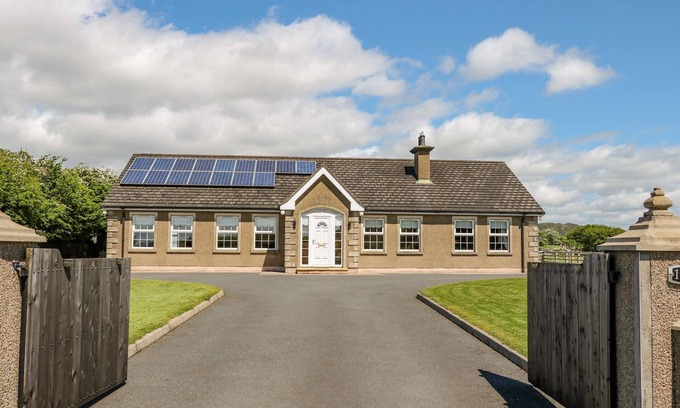 Newry House | WILLOW TREE FARM HOUSE, family friendly in Jonesborough