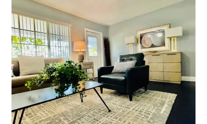 Middle River Terrace House | Wilton Manors house near beaches 2 BR large yard