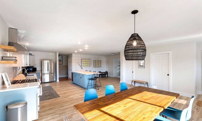 Baroda House | Wine country home w pickleball court and hot tub!