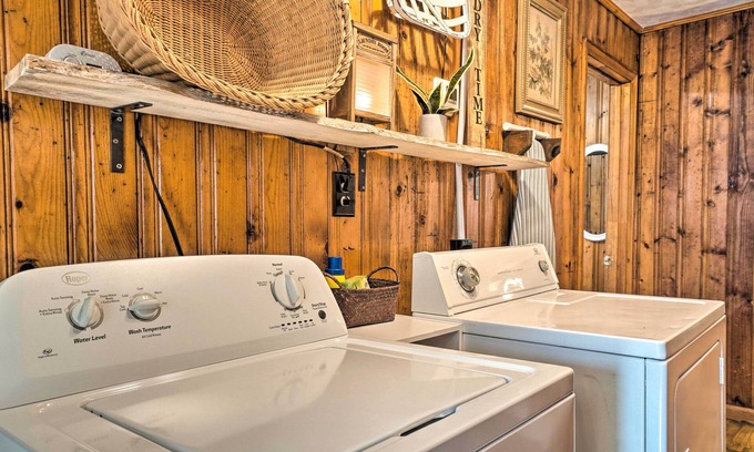 Dahlonega Cottage | Wine Country Retreat w/Fire Pit + Sunroom!