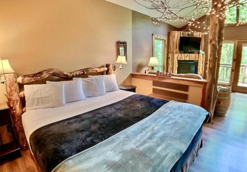 Eureka Springs Apartment | Winery Chateau Treehouse #12/Oak Crest Cottages and Treehouse