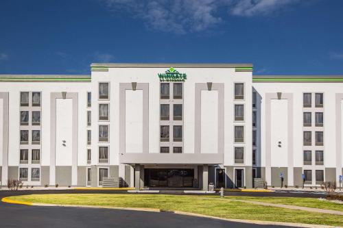Hayfield Dundee Hotel | Wingate by Wyndham Louisville Airport Expo Center