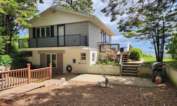 Hingham Cottage | Winter's a good time to stay in & cuddle at Surfdaze