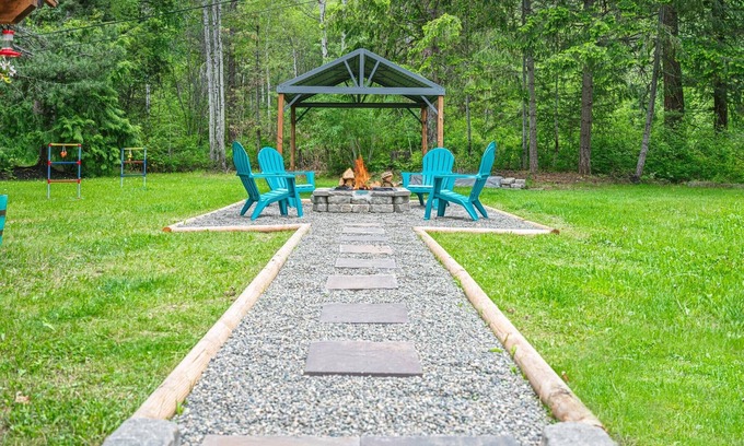 Naches Cabin | Winter Wonderland Cabin w/ Hottub & Cozy Fireplace