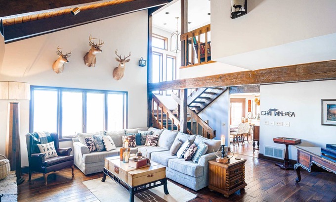 Mountain Creek House | Winterbrow Lodge ★ Hot Tub ★ Vaulted Oak Ceilings