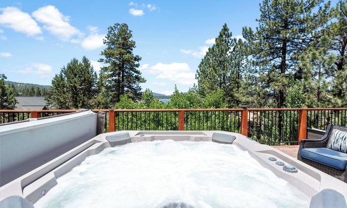Big Bear Lake Cabin | Winterfell Lodge Hot Tub. Lv2 EV charger/5 STAR! FAMILY FRIENDLY! GAME ROOM!