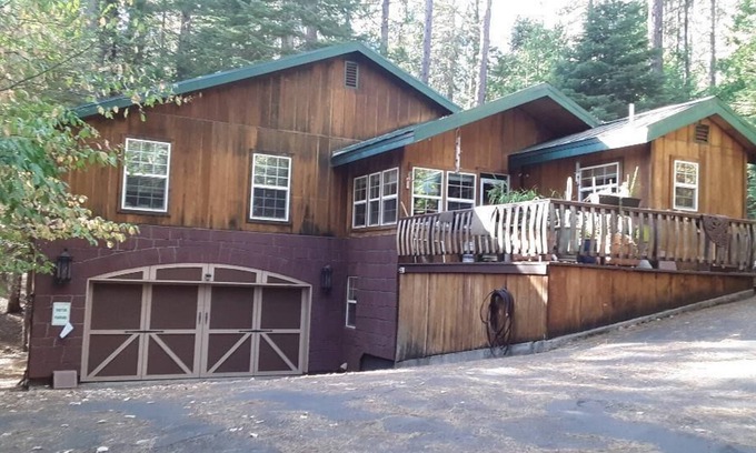 Arnold House | Winterfell - No Hidden Fee; Dog OK; King Bed