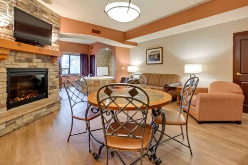 Wisconsin Dells Apartment | Wisconsin Dells Resort Condo with 2 Fireplaces