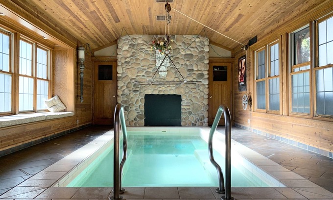 Wisconsin Dells Cabin | Wisconsin Dells Cabin Rentals with hot tub, 6 bedroom cabin Wisconsin Dells