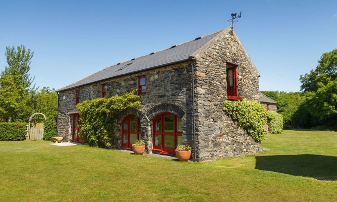 Jurby Cottage | Wisteria Cottage is set in the north of the Isle of Man in an expanse of farmland providing the perf