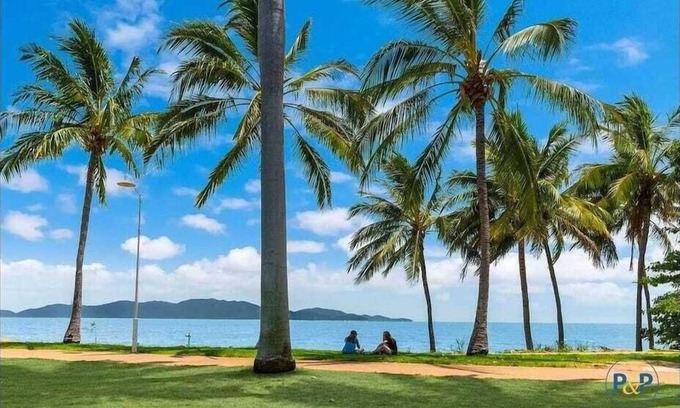 North Ward Apartment | Within reach of the beach!