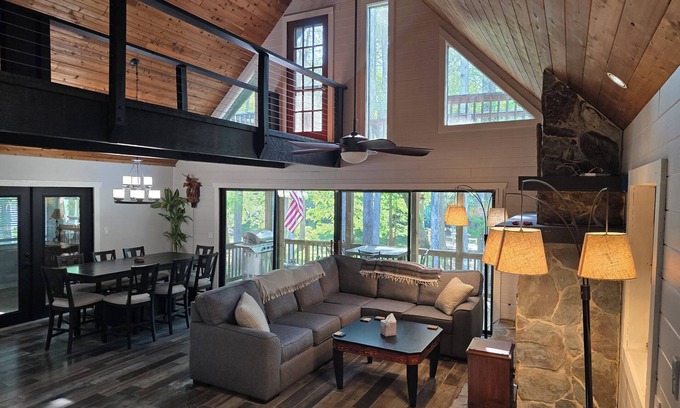 Dunnellon Cabin | Withlacoochee Riverside Retreat near Rainbow & Crystal Rivers sleeps 16 5br 4ba