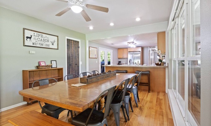 Camdenton House | Wolf Point Lodge! 10 Acre Historical Cabin