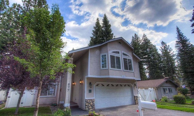 Tahoe Island House | Wolfpack Refuge | Private Hot Tub & Beautiful Yard | CYH1077