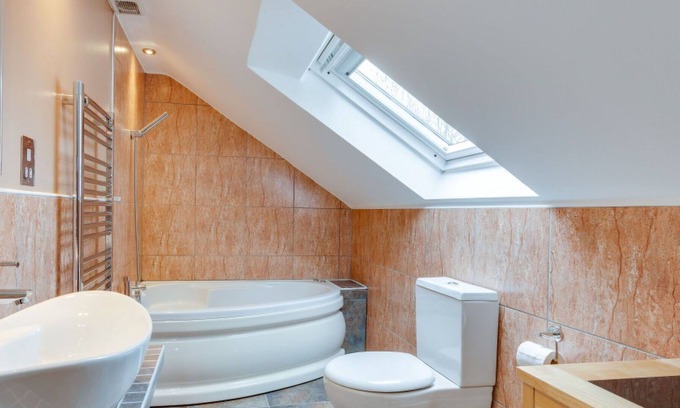 Margam House | Wonderful private villa for 6 people with WIFI, TV, patio and parking