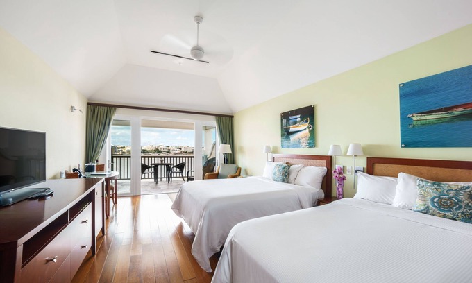 Paget Hotel | Wonderful Stay! Outdoor Pool, FREE Parking, Close to Jobson's Cove Beach!
