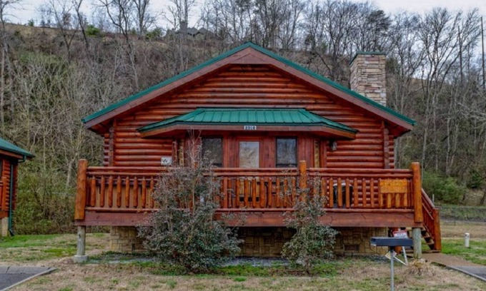 Pigeon Forge Apartment | Wonderful Studio Cabin - Close To The River and Town. Perfect For Couples !