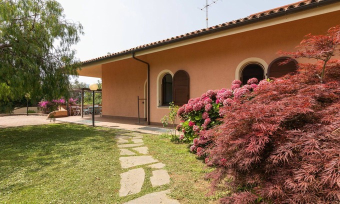 Cisano sul Neva House | Wonderful villa for 6 guests with A/C, hot tub, WIFI, TV, patio, pets allowed and panoramic view