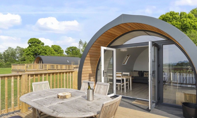 Hertford House | Wonderful villa for 6 guests with hot tub, TV, terrace and pets allowed