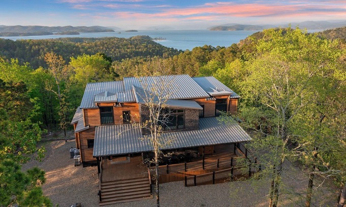 Broken Bow Cabin | Wonderstruck Luxury CabinšBest Lake Views!Hike to River,Hot Tub,Playset,Gameroom
