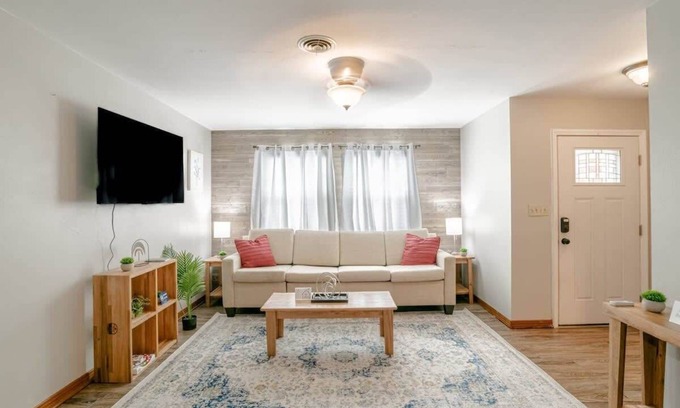 Mobile House | Wonderstruck on Wendover- 20 Mins to Downtown