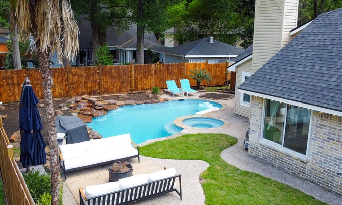 Kingwood House | Woodbridge Bungalow - Near IAH 4BD 2BTH Spa