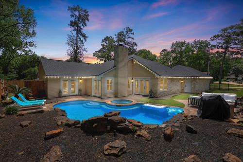 Kingwood House | Woodbridge Bungalow - Private Villa Near IAH - Pool