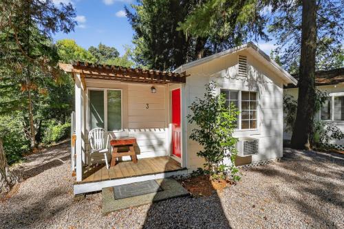 Cobb Hotel | Wooded Studio Near Clear Lake cabin