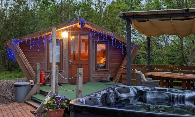 East Drayton Ski Chalet | Wooden tiny house Glamping cabin with hot tub 1