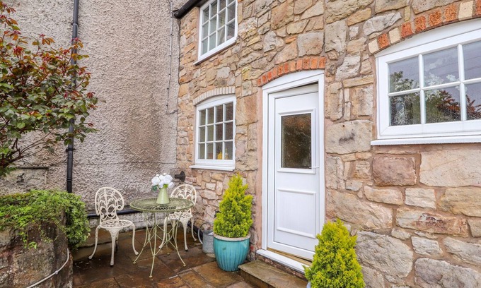 Acrefair Cottage | WOODLAND COTTAGE, pet friendly, with open fire in Llangollen