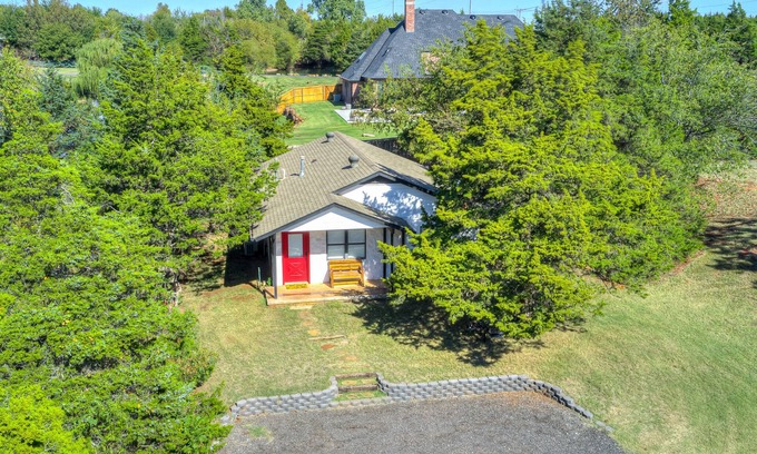 Edmond House | Woodland Retreat with Pool & Tennis court access!