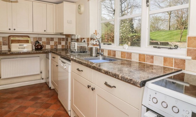 Hoxne Cottage | WOODLANDS, pet friendly, character holiday cottage in Hoxne