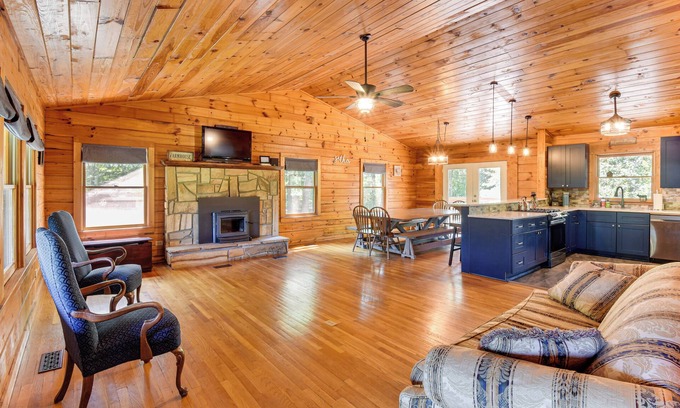 Toccoa Cabin | Woodsy Hideaway: 8 Mi to Henderson Falls Park!