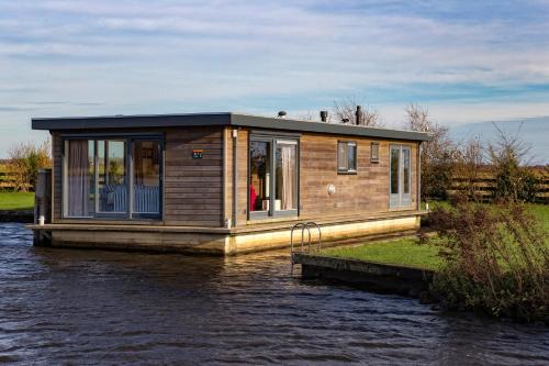 Earnewald House | Woonboot Sweltsje