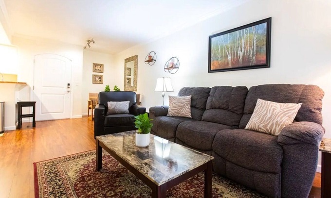 Ridgecrest Apartment | ★Work & Relax ~ Quiet Oasis, ♛Queen Bed, Pool, Pkg