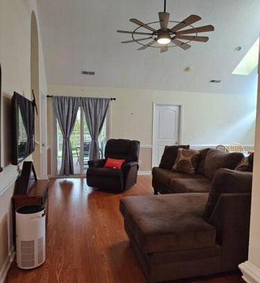 New Bern House | Workers Love It Here! 3 Bedroom House with screened in porch