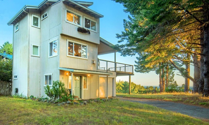Shelter Cove House | Wow! Amazing Oceanview, walk to Beach & Game room!