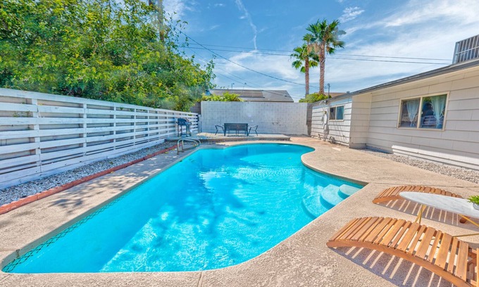 Richfield Villa | WoW! Amazing Villa 3 min from the strip large pool fully remodeled and sparkling