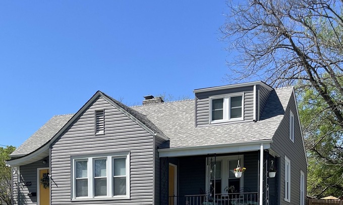 Lake Forest Estates House | Wren’s Hideaway Sleeps 8 Historic downtown neighborhood Charming & Relaxing