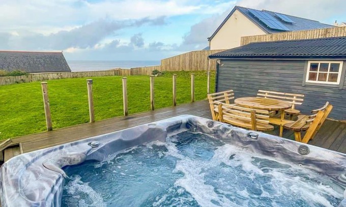 Gwbert House | Wyn Y Mor