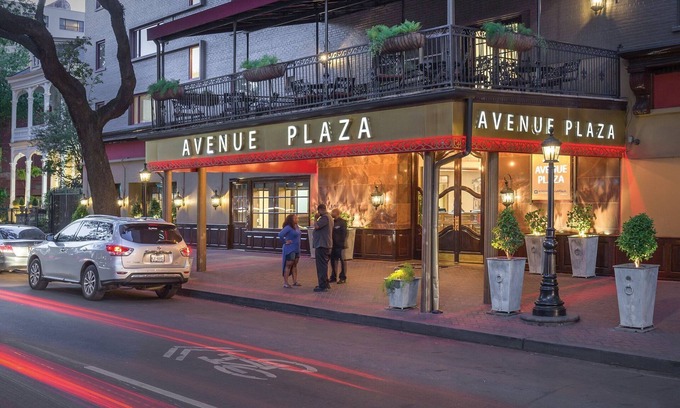 Faubourg Lafayette Resort | Wyndham Avenue Plaza on major parades route