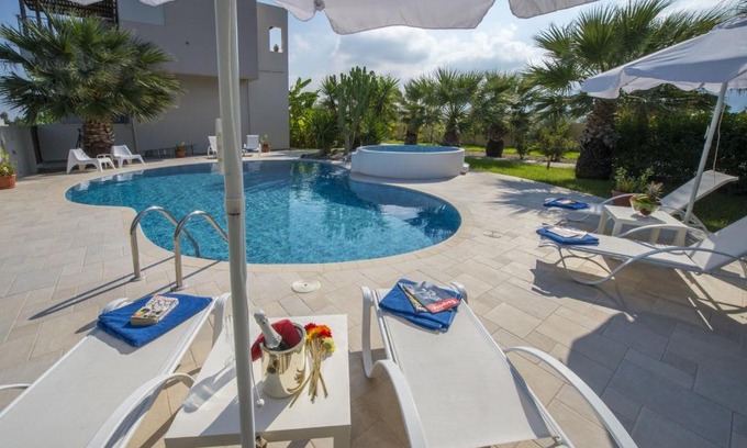 Zipari Villa | Xenos Villa 2 With 5 Bedrooms private swimming pool, near the sea