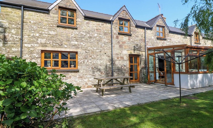 Tan-y-groes Cottage | Y BWTHYN, pet friendly, character holiday cottage in Llangrannog