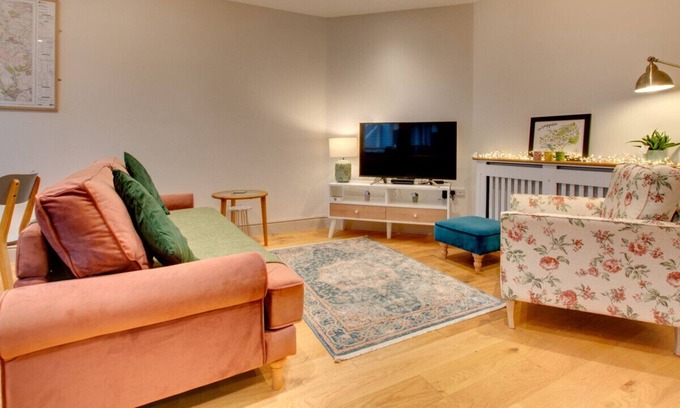 Pentrefelin House | Y Cwtsh - Two Bedroom House, Sleeps 4