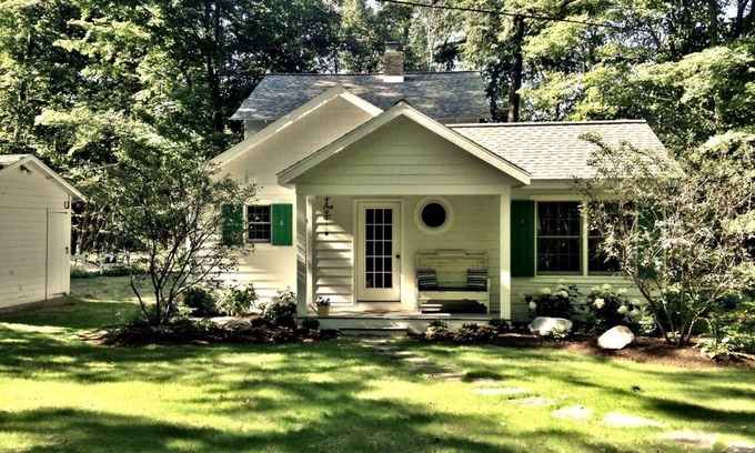 Frankfort Cottage | Year round Crystal Lake cottage, newly remodelled 4br/1ba, w/sandy beach!