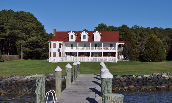 Cambridge House | Year Round Waterfront Estate/Family Reunions/Retreats - Sleeps 28