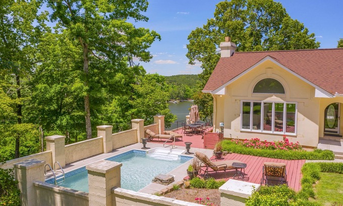 Cullman House | Yellowhammer Hill: 5 BR, 3.5 BA House in Cullman, Sleeps 17