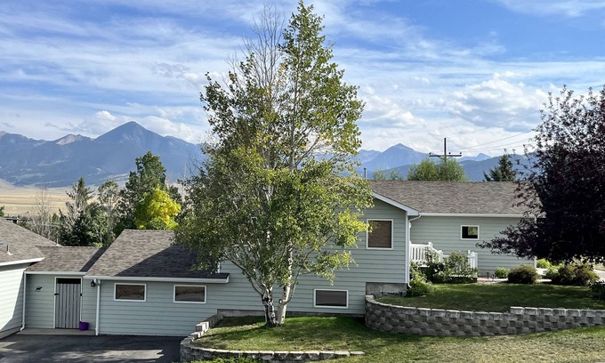 Livingston House | Yellowstone Country Home - Launchpad for a trip of a lifetime!